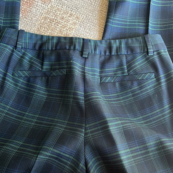 J. Crew.  Like new!  I love these!  Size 4.  Pockets - Picture 7 of 7